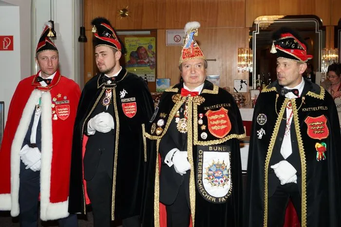 Gildenkanzler Mario Krenn konnte im Kulturhaus zahlreiche Abordnungen von Faschingsgilden, Prinzenpaare und Mädchengarden mit einem „ Sa ma do“ begrüßen.