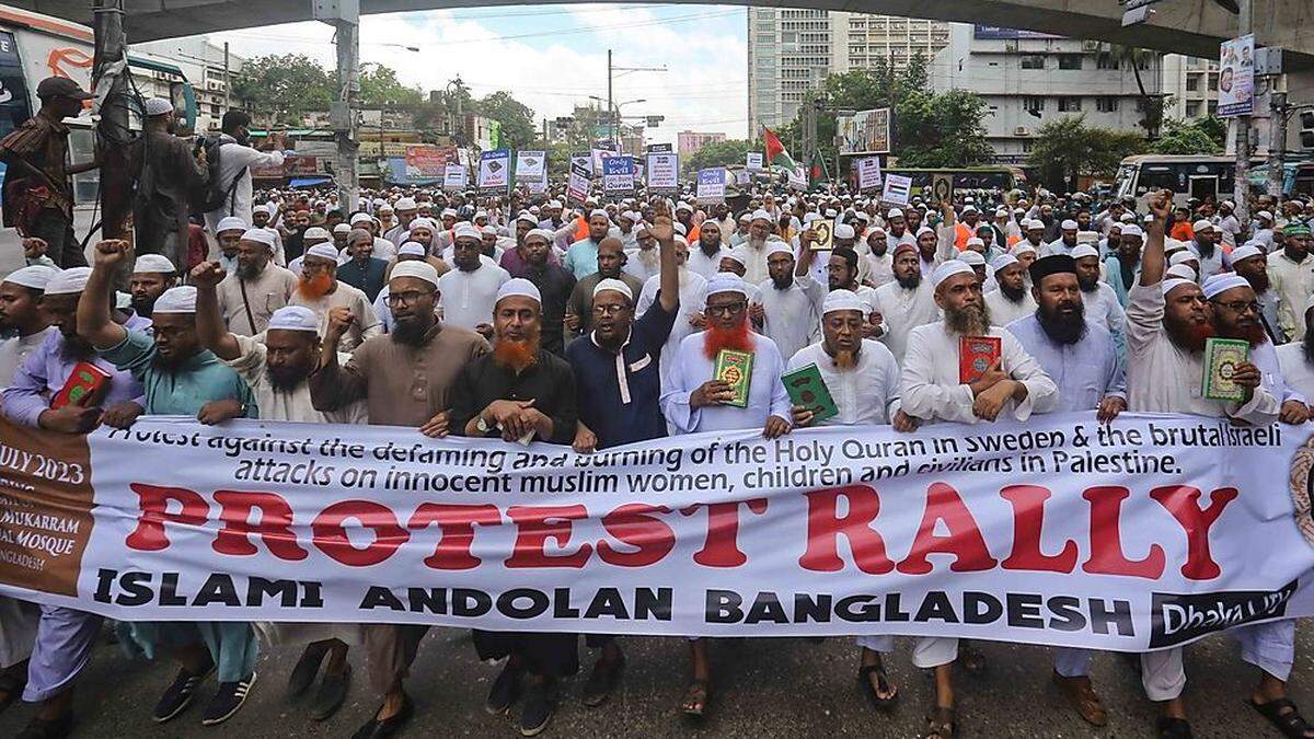 Eine Demonstration gegen jüngste schwedische Koranverbrennungen in Bangladesch. Der obligatorische Seitenhieb gegen Israel darf nicht fehlen
