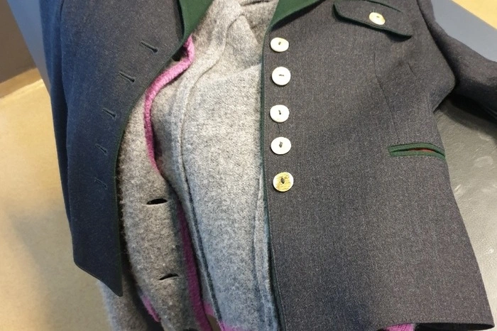 Wer zum Beispiel vermisst diesen Janker? Und wer die Weste mit pinken Rändern?