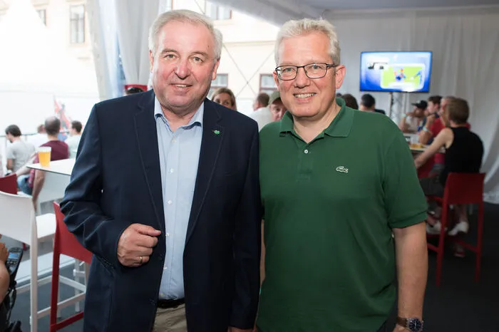 Auch LH Hermann Schützenhöfer (hier mit Kleine-GF Thomas Spann), der sich ganz besonders an die Performance von Robert Almer im Spiel gegen die Portugiesen erinnern wird, verfolgte das Spiel in der Kleine-Zeitung-Lounge.