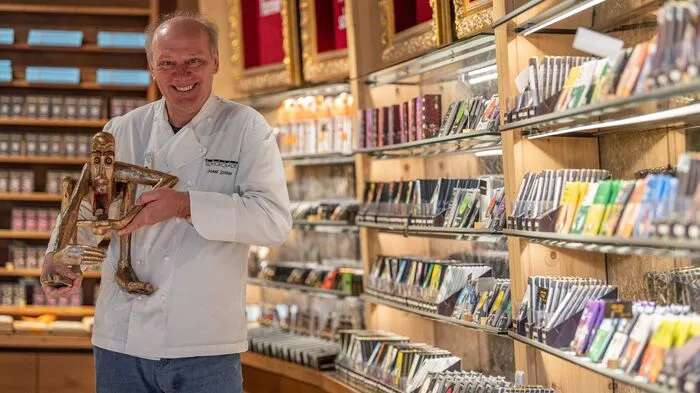 Josef Zotter wurde am 21.02.1961 in Feldbach geboren. Am Sonntag feiert er seinen Geburtstag. Und was wünscht sich der weltweit hoch ausgezeichnete Chocolatier? "Es gibt keinen Porsche und keinen Ferrari – sondern etwsa ganz Menschliches und ganz Normales: ein gutes Essen und ein gutes Trinken. Das ist überhaupt mein Leben."