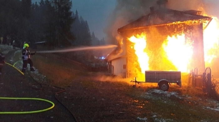 Mehrere Feuerwehren kämpften gestern am Abend in Neuberg an der Mürz stundenlang, um ein Mehrparteienhaus in Kapellen vor den Flammen zu retten - vergeblich. Es brannte komplett nieder.