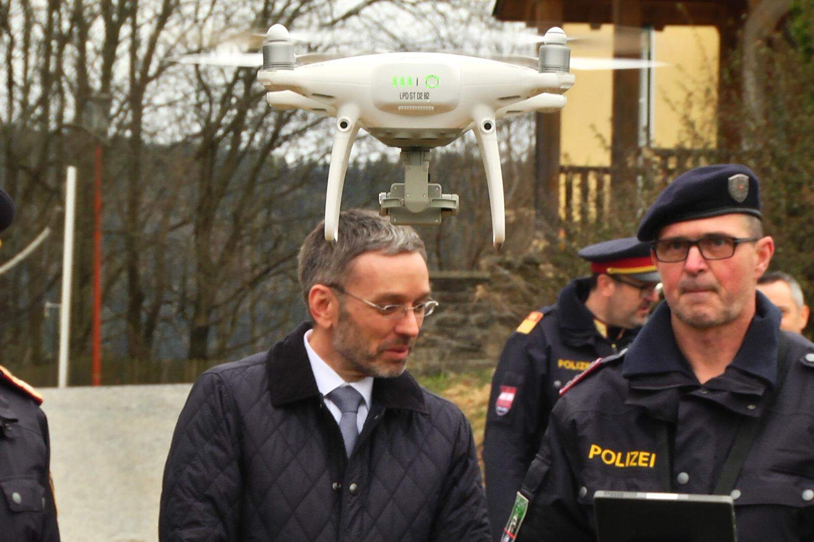 Innenminister Herbert Kickl und Drohnenpilot Wolfgang Hellinger