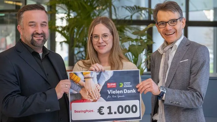 Einen Benefizpunsch in Premstätten hat das Team der steirischen Technologieberatung „BearingPoint“ organisiert. „Soziales Engagement ist für uns ein wichtiges Thema“, betont Mladen Stefanović. Gemeinsam mit Jörg Steinbauer überreichte er Carina Tacer von „Steirer helfen Steirern“ den Scheck in Höhe von 1000 Euro.