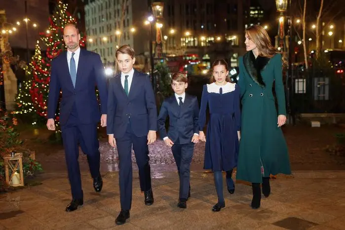 An ihrer Seite: Prinz William und die drei gemeinsamen Kinder George (12), Charlotte (10) und Louis (7)
