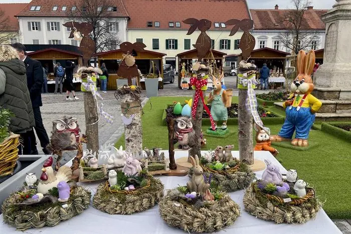 Zusätzlich winken attraktive Preise beim großen Gewinnspiel. Gewinnkarten erhält man bei einem Einkauf an den Ostermarktständen.