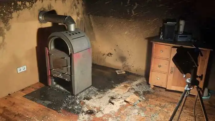 Starke Rauchentwicklung in einem Keutschacher Einfamilienhaus löste am 27. Dezember gegen 18.20 Uhr Brandalarm aus. Dieses Mal war ein Holzofen in einem Schlafzimmer die Ursache eines Brandherdes. 