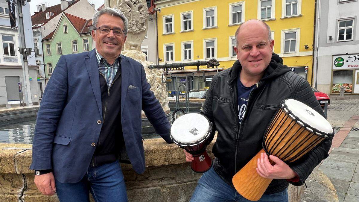 Friedrich Pfatschbacher (l.), Direktor der Musikschule Mautern, und Schlagzeuglehrer Marco Meraner freuen sich, ab Herbst auch Djembe-Kurse anzubieten