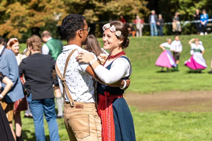 Für den Walzertanz hatten sich die rund 800 Besucher in Schale geworfen.