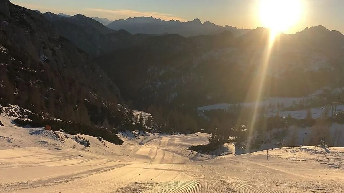 In den Tauern gibt es dicke Wolken. In Richtung Süden lockert der Föhn jedoch alles auf und es scheint auch die Sonne 