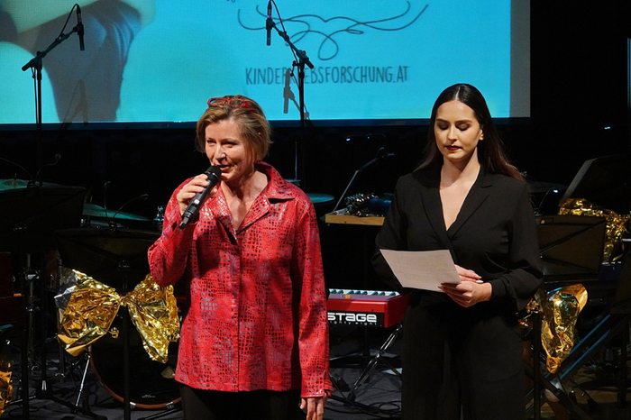 Seit vier Jahren organisiert die begeisterte Sängerin Siena Andreea Schneider aus Weiz dieses Benefizkonzert und stellte gemeinsam mit Annette Giesriegl das Projekt Anna Kinderspital Krebsforschung vor.