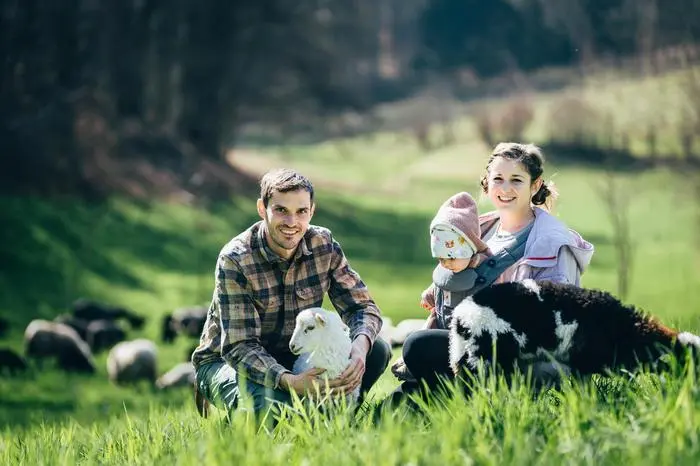 Familie Glanz auf einer ihrer Weiden