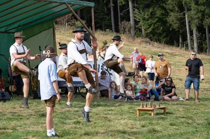 Zur Eröffnung des Festaktes konnte Moderator Franz Putz Landtagsabgeordneten Hubert Lang, Bürgermeister Stefan Hold, Ortsbauernobmann Michael Grogger und Wolfgang Fank, Direktor der Fachschule Kirchberg begrüßen, dazu sehr viele Gäste, die zu dieser ländlichen Brauchtumsveranstaltung gekommen waren. 