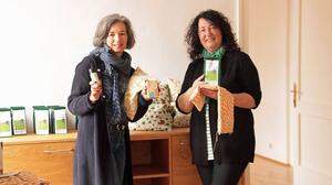 Silvia Perdacher und Sieglinde Saldbrechter (rechts) gehen mit Kräuterprodukten online