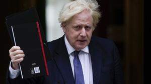 Auf dem heutigen  G7-Gipfel, dessen Vorsitz er innehat, will Großbritanniens Premier Boris Johnson bei den USA auf eine Verlängerung der Frist für Evakuierungsflüge aus Afghanistan drängen
