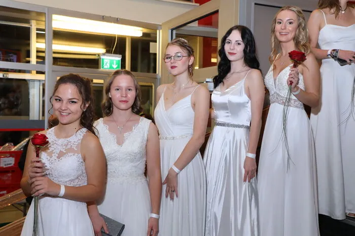Gleich zu Beginn gelang es den Maturantinnen und Maturanten mit ihrer außergewöhnlichen und perfekt einstudierten Polonaise, für die in bewährter Weise Birgit Glauninger von der Tanzschule Glauninger verantwortlich zeichnete, das Publikum auf diesen besonderen Abend einzustimmen.