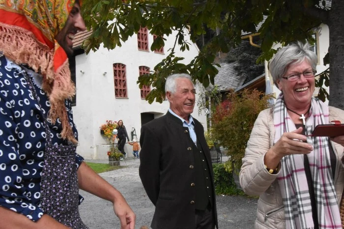 Das Auskehrerweib, dies ist seit vielen Jahren Florian Panzer, hat die Aufgabe für saubere Straße entlang des Zuges zu sorgen.