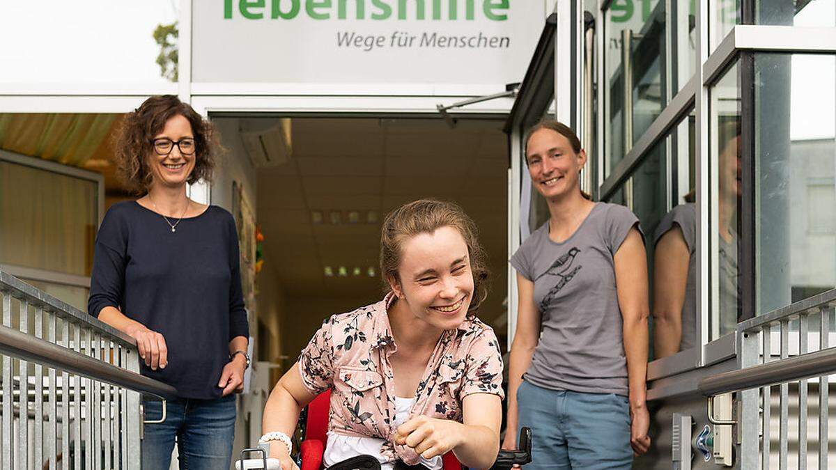 Regionalleiterin Nicole Pfandner mit Werkstätten Leiterin Gerline Oberbichler und Bewohnerin Rebecca Krenn