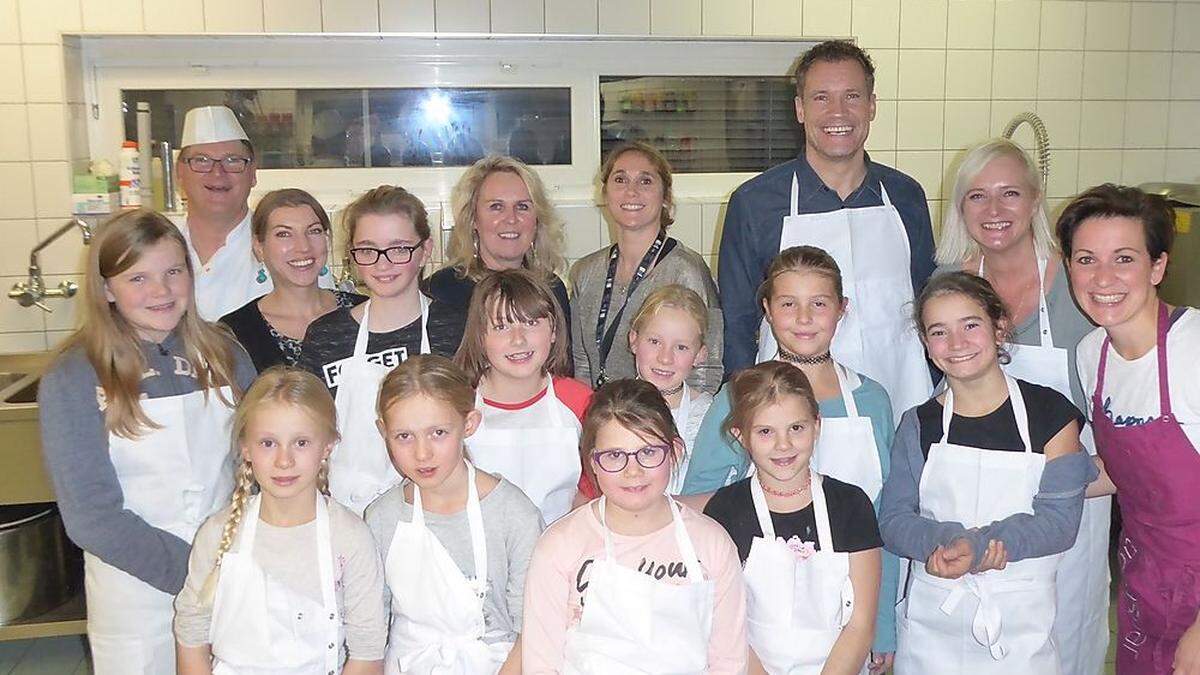 Armin Assinger, Barbara Liebminger-Karl und Tici Kaspar mit Koch Heinz Mössler, Steffi Steinacher, Siegrun Marchetti (Leiterin) und  Birgit Runda vom Haus Antonius sowie den backbegeisterten Kindern