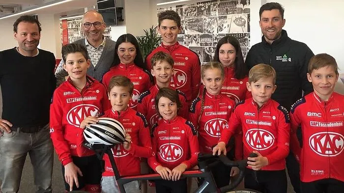Paco Wrolich, Gernod Jud und Bernhard Eisel mit dem Radnachwuchs des RC KAC