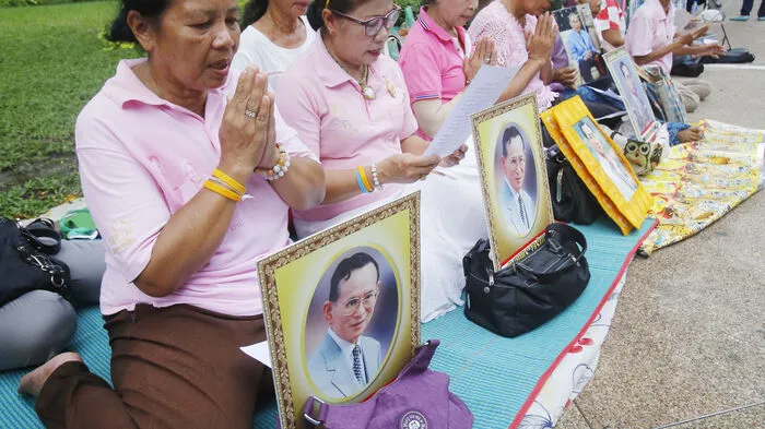 Anhänger des thailändischen Königs Bhumibol Adulyadej (Rama IX.) hatten sich vor dem Königspalast und einem Krankenhaus in Bangkok versammelt, um für den schwer kranken Monarchen zu beten.