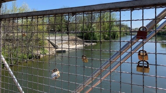 Wir laden sie ein auf einen Rundgang durch die Stadt, um Luft zu schnappen und aus der Selbstisolation auszubüxen. Neulich auf dem Weg zur Augartenbucht entdeckt: Die Liebesschlösser an der Erzherzog-Johann-Brücke (Hauptbrücke) haben sich bis auf den Augarten-Steg fortgepflanzt.