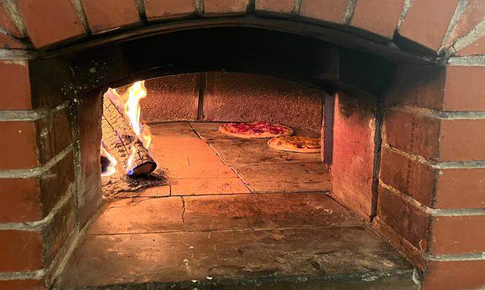 Die "Fischerhof"-Pizza wird im Holzofen gebacken