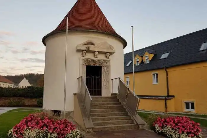 Die Gedenktafel befindet sich im Karner bei der Pfarrkirche Köflach.