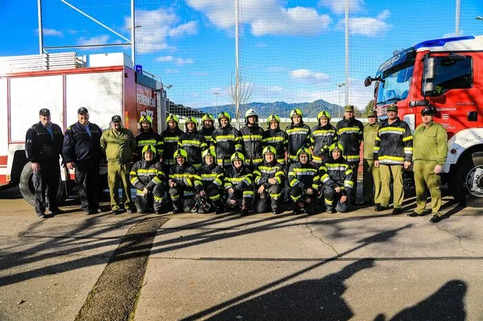 Die Feuerwehrleute freuten sich über die bestandene Prüfung.