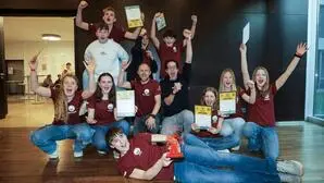 Julian Sommer (vorne), in der zweiten Reihe: Marie-Kristin Höller, Johanna Suppan, Robert Doppler (Coach), Mario Krainer (Co-Coach), Antonia Haslwanter, Lena Baumgartner, Christina Galli, in der dritten Reihe: Bastian Picher, Paul Schröttner (am Rücken von Picher), Leon Silberschneider, Benjamin Resch