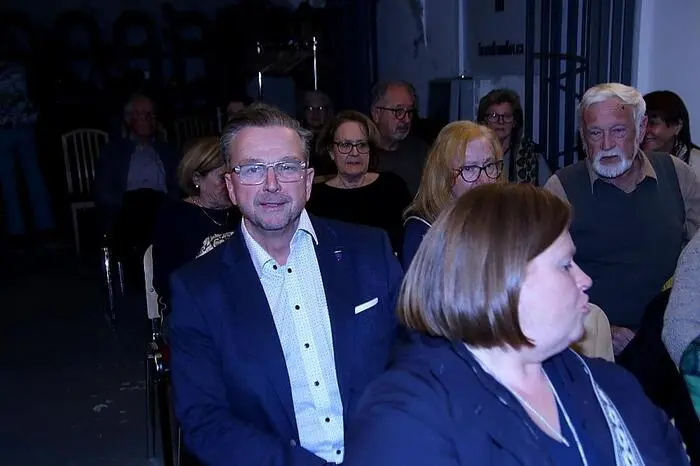 Die Abschieds-Premiere, zu der auch Bürgermeister Helmut Linhart gekommen war, wurde am Donnerstagabend gegeben.