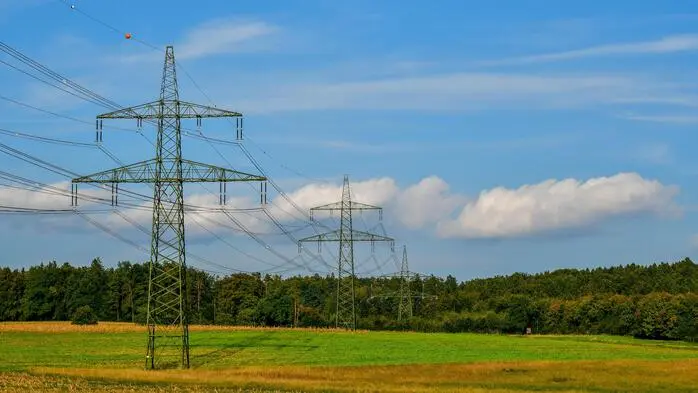 Strommasten in einem Feld