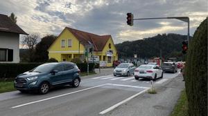 In dem zahlreiche Personen die Ampelkreuzung überquerten, sorgten Anrainer an der B 70 für einen „legalen“ Stau ohne Sperre