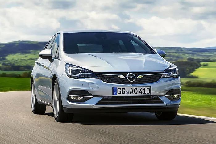 Der 1,5-Liter-Diesel tritt mit 105 und 122 PS an. Ab Werk mit sechs vom Fahrer verwalteten Gängen, ist optional auch eine Automatik mit neun Stufen in der Ziehung.