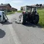 In einer Kurve stießen ein Pkw und ein Traktor zusammen