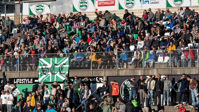 Mehr als 4000 Besucherinnnen und Besucher sahen nicht nur den Sieg des DSV Leoben gegen Voitsberg, sondern sorgten auch bei der Eröffnung des neuen Kaif Business Centers am Sportplatz für Stimmung.
