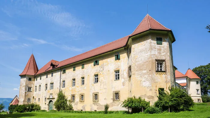 Schloss Reideben liegt östlich von Wolfsberg am Westhang des Hartelsberges und wird von Familie Auersperg bewohnt.