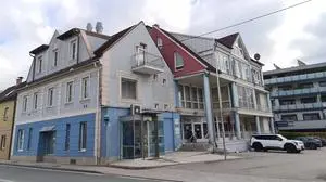 2003 hat sich die Volksbank beim heutigen Ärztehaus an der „Altstadtpforte“ eingemietet, bald wird gesiedelt