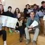 Schüler der sechsten Klasse mit ihrem Lehrer Dominik Kaisereder und den vielen Unterlagen, die sie für die Reise mit Zug und Fähre brauchen