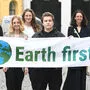Klimavolksbegehren-Initiatorin Katharina Rogenhofer (links)