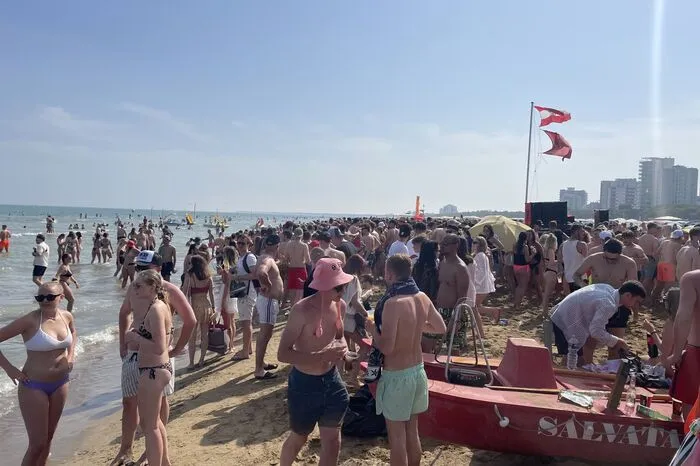 Bereits am frühen Nachmittag hat sich ein Abschnitt des Strandes mit Menschen in Feierlaune gefüllt.