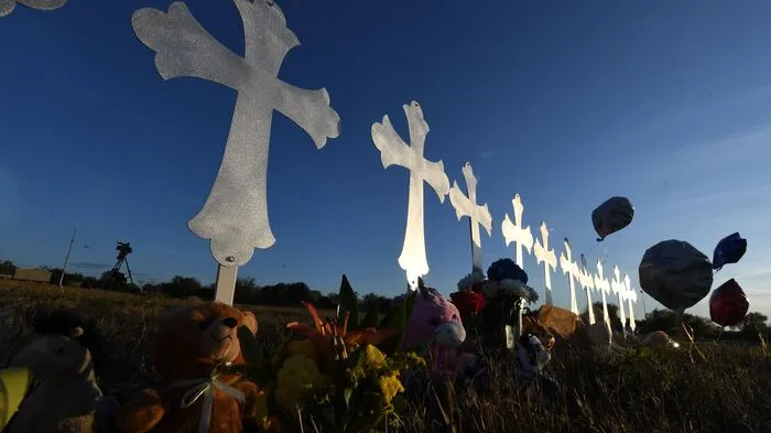 Trauer und Entsetzen im kleinen US-Ort Sutherland Springs in Texas: Ein 26-jähriger Mann hat über zwei Dutzend Menschen getötet und viele schwerst verletzt, ganze Familien wurden ausgelöscht.