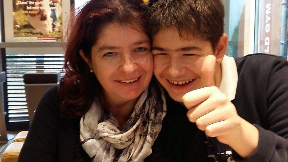 Barbara Kokarnig mit ihrem Sohn Florian, der notfalls „heimlich in die Schule gehen will“.