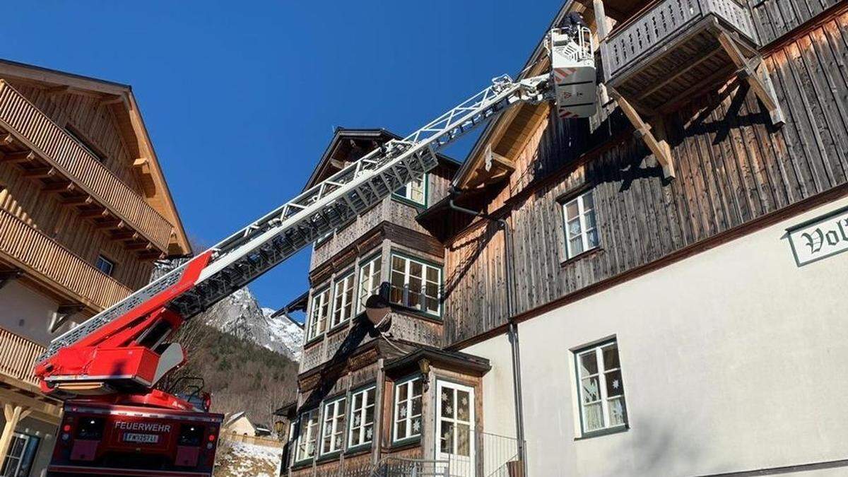 Über die Feuerwehr-Drehleiter stiegen die Polizisten in die Wohnung der Frau ein