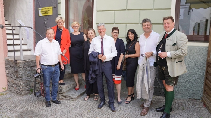 Kulturreferent und Landeshauptmann Peter Kaiser eröffnete die Ausstellung „Edward Quinn - Künstlerfotograf“ im Stadtturm zu Gmünd, wo Ausstellungsleiterin Erika und Kuratorin Julia Schuster auch die Bürgermeister von Gmünd, Spittal und Millstatt, Josef Jury, Gerhard Pirih und Johann Schuster begrüßte.