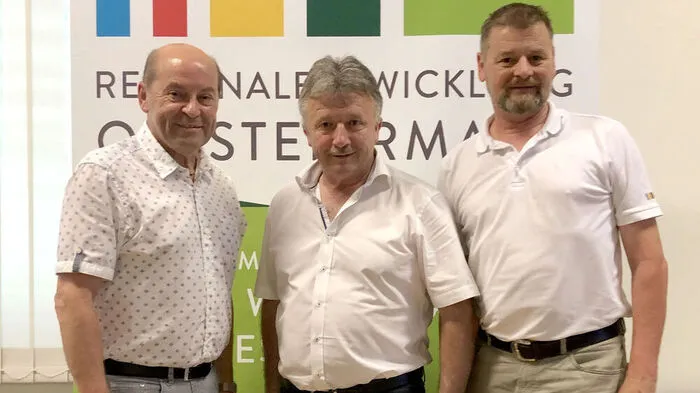 Erich Hafner mit Hubert Lang, Obmann der Regionalentwicklung Oststeiermark, und Horst Fidlschuster, Geschäftsführer der Regionalentwicklung