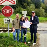 Die Anrainerfamilie Alice Kanelutti und Daniel Struad-Kanelutti mit ihrer Tochter Mia und Stadtrat Christoph Gräfling