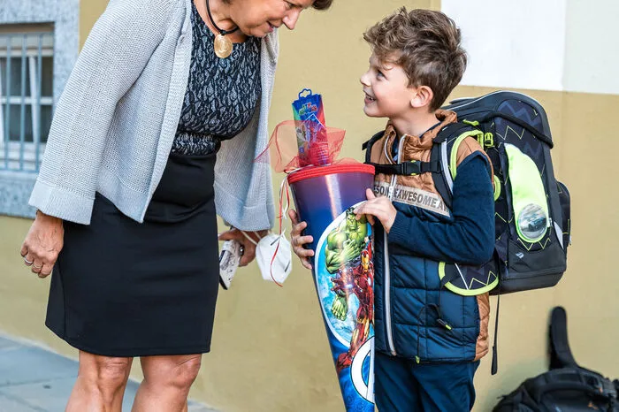 Schulleiterin Gertrude Kern begrüßt Erstklassler Noah (6)
