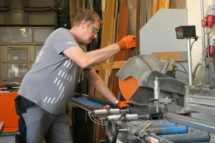 Die Profile werden in der Werkstatt auf Maß geschnitten