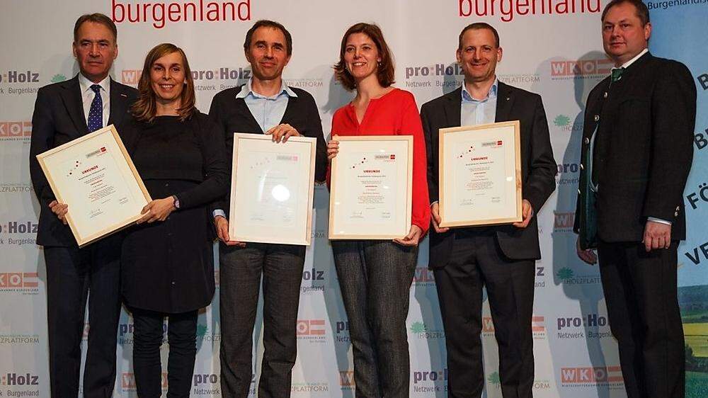 Alexandra Stingl-Enge und Winfried Enge (Zweite und Dritter von links) bekamen den burgenländischen Holzbaupreis verliehen